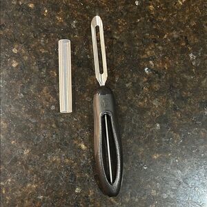 Pampered Chef Vegetable Peeler with Cover